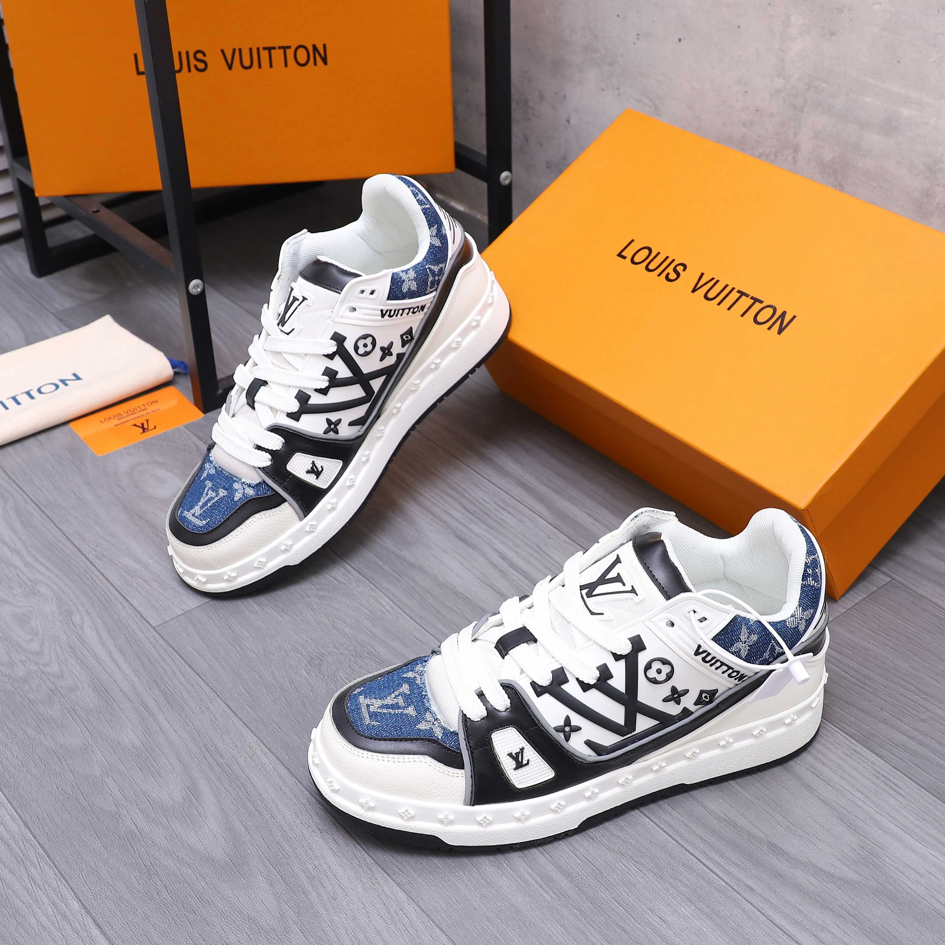Men's shoes 💰p600 Product trademark: LV "Louis Vuitton" casual lace-up men's shoes Regular size: 38-44 Product material: Selected classic denim woven pattern splicing cowhide upper Breathable mesh lining Original rubber outsole